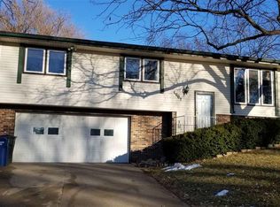 4607 Cherrywood Ln, Sioux City, IA 51106