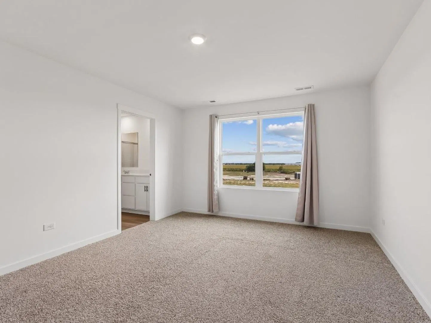 3 bed, 2.5 bath, 1818 sqft, $3,400 — Photo 2