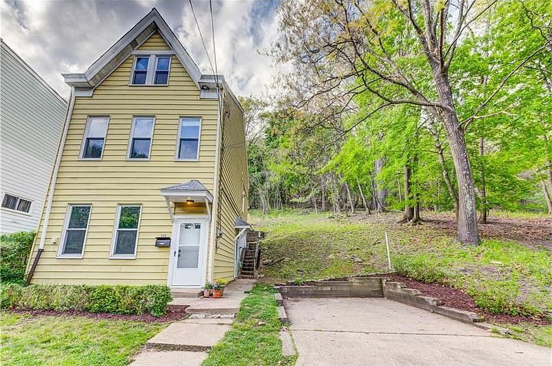 Adorable country house in the city - ready to call home!
