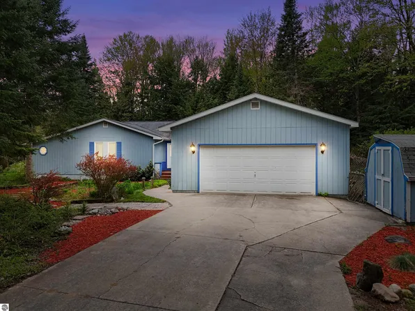 2292 Whitetail Dr, Cadillac, MI 49601