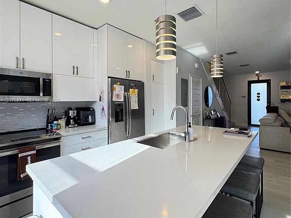 4th image of 10413 NW 82nd St #16