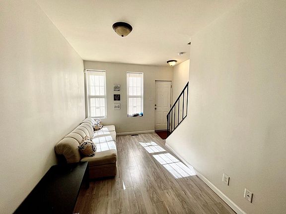 3rd image of 1920 N Darien St #O