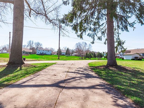 3rd image of 327 Briarhill St