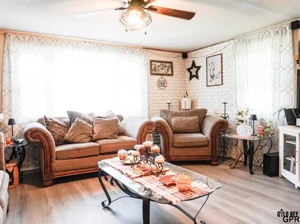 520 E 1st St, Blue Springs, NE 68318