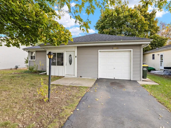 1014 Maple St, Lake In The Hills, IL 60156