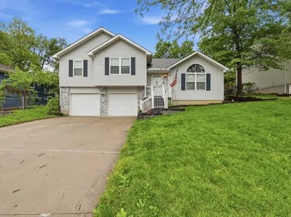 307 SW 13th St, Oak Grove, MO 64075