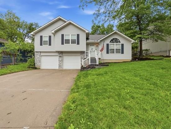 307 SW 13th St, Oak Grove, MO 64075