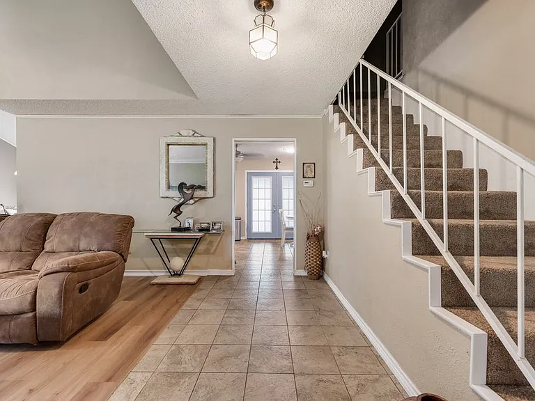 1022 Melissa Ln — Photo 2