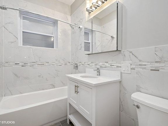 4th image of 4442 N Maplewood Ave #1