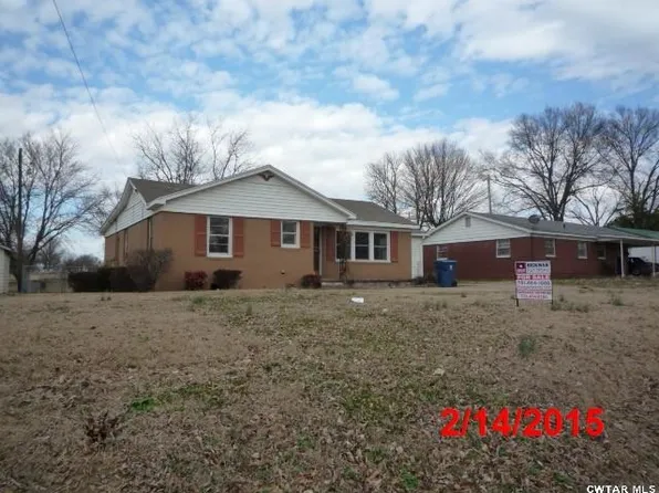 402 10th St, Trenton, TN 38382