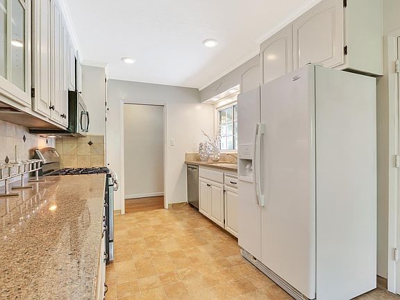 5th image of 651 Hillsdale Ave
