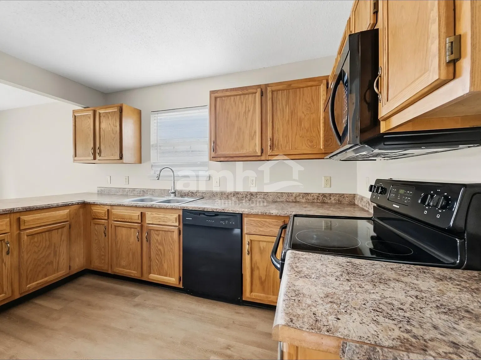 3 bed, 2.5 bath, 1562 sqft, $2,030 — Photo 3