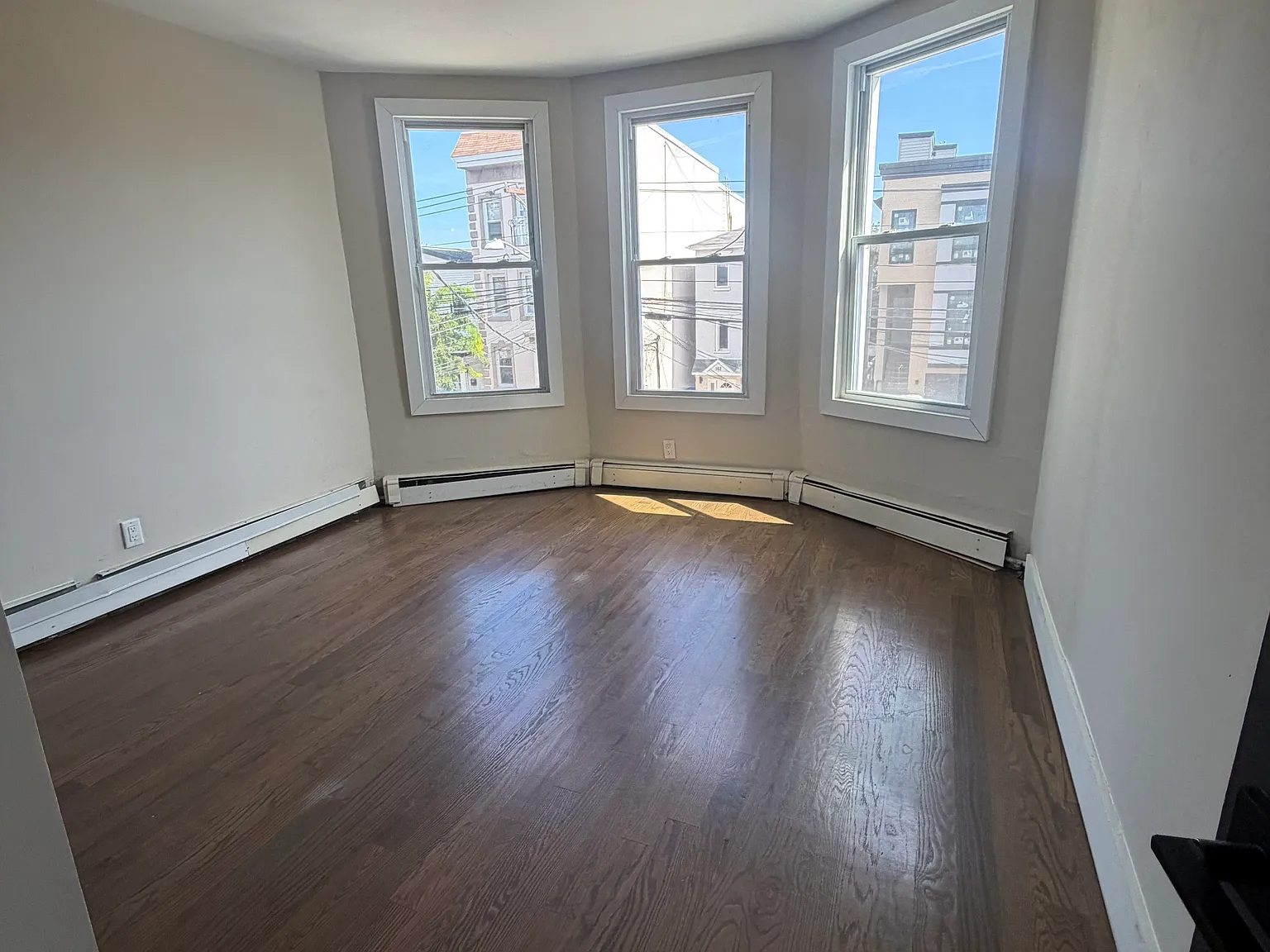 4 bed, 1100 sqft, $3,200 — Photo 4