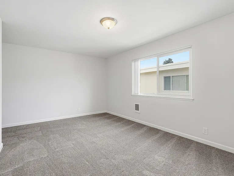 Poplar Plaza Apartments — Photo 22