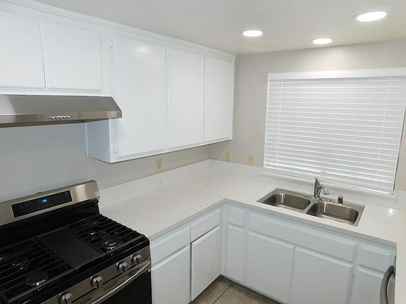 2nd image of 910 S Sheridan St #3