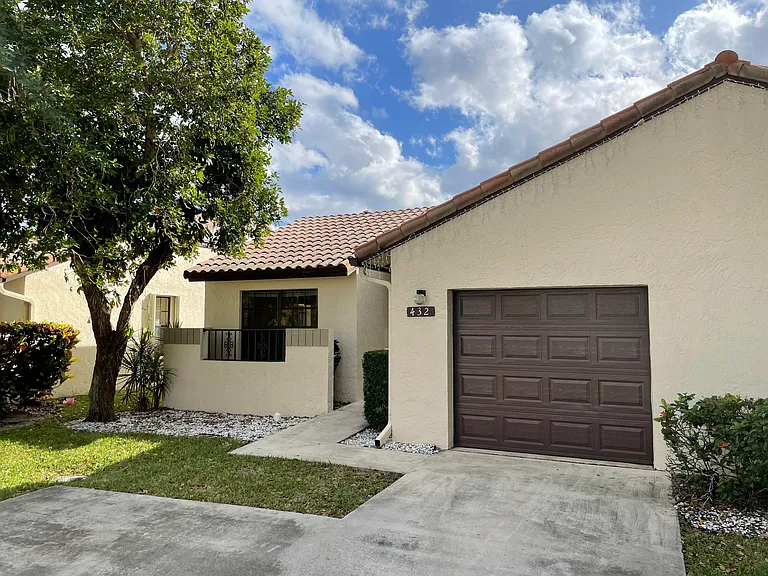 432 Ashwood Pl — Photo 1