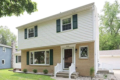 1010 N Hampton Dr NE Photo 1