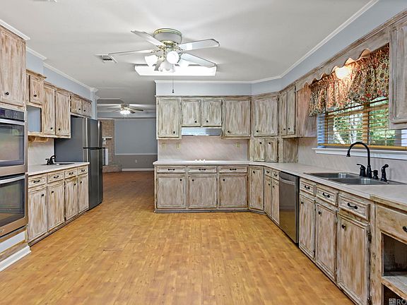 3rd image of 1072 Rollins Rd