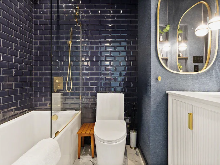 Upper level full bath