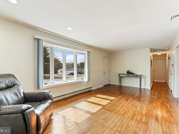 3rd image of 6 Penn View Dr