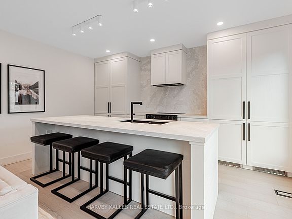 5th image of 20 Leslie Garden Ln