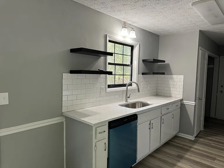 171 Adrian Dr — Photo 6