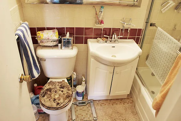 Sold by Thomas Lipovetsky, LREB | media 31