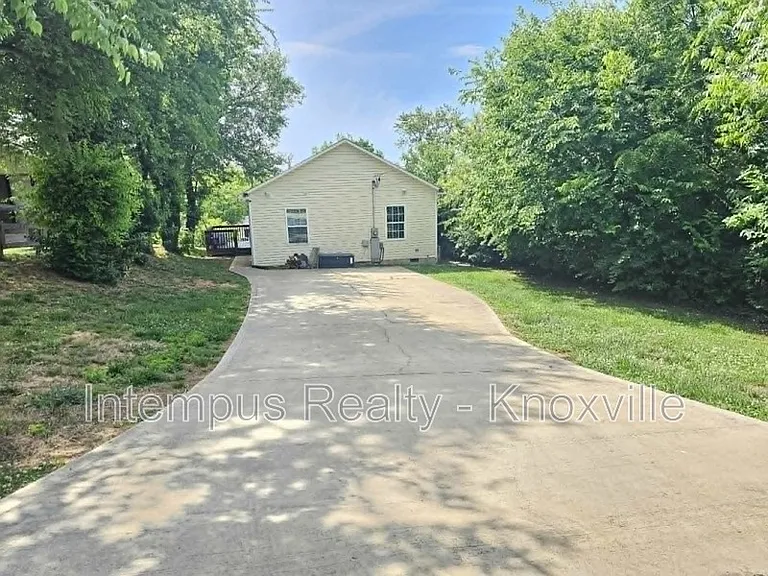 2419 E Glenwood Ave — Photo 3