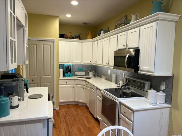 10 Brookville Way #10, Manorville, NY 11949