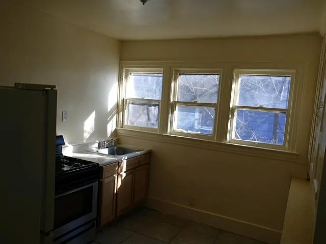 913-915 Springate St #2 — Photo 7