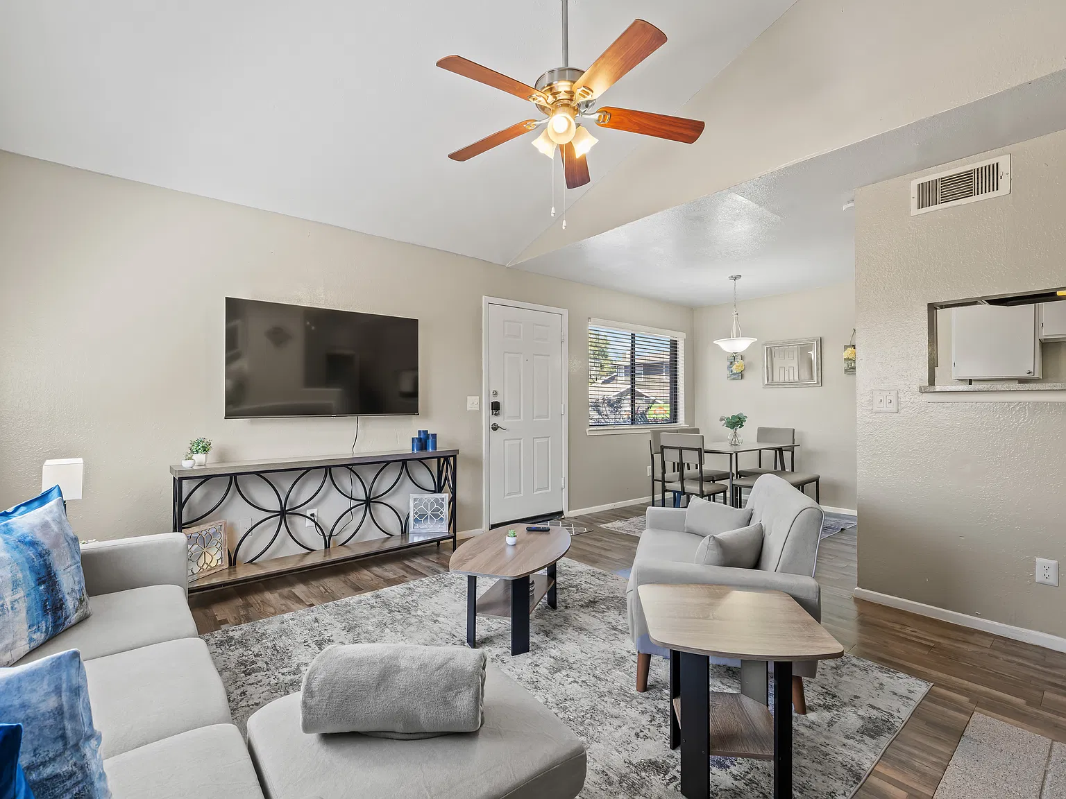 3 bed, 1200 sqft, $4,500 — Photo 4