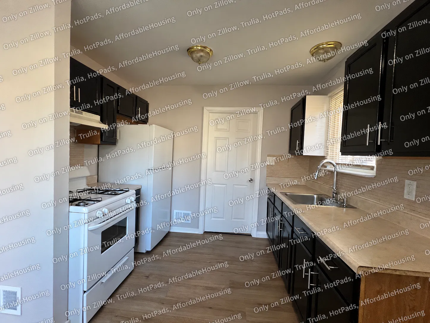 3 bed, 1000 sqft, $1,400 — Photo 2