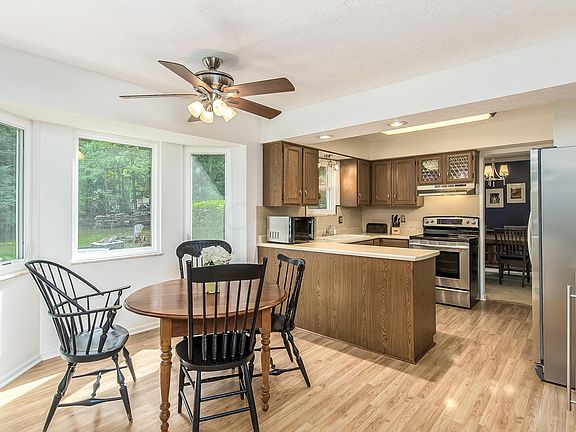 4th image of 8799 Easton Dr