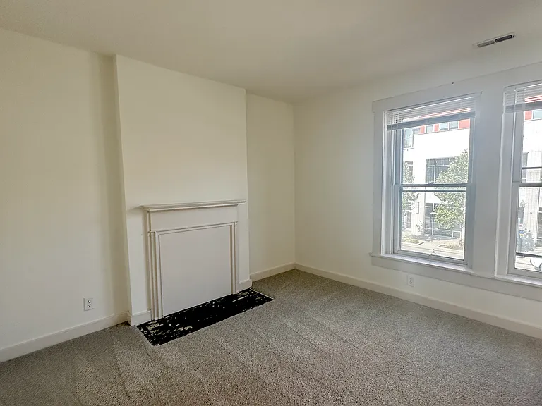 984 N High St — Photo 7