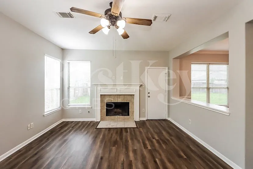 3 bed, 2.5 bath, 2032 sqft, $2,495 — Photo 4