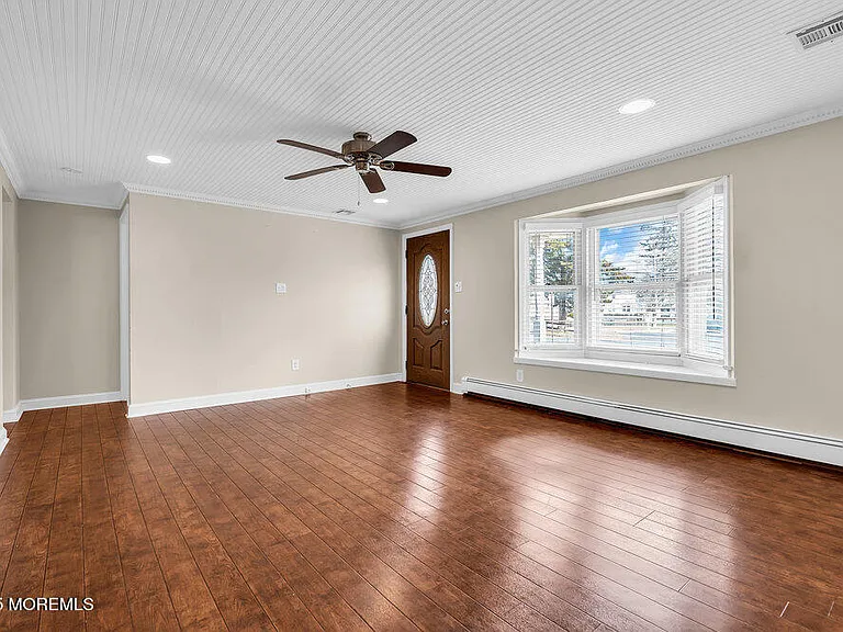 918 Charles Dr — Photo 2