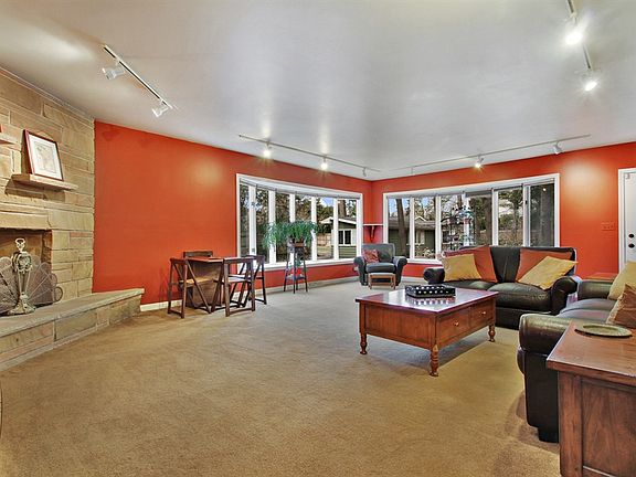 4th image of 601 Driftwood Ln