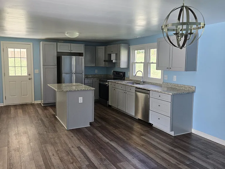 808 Lovers Lane Rd SE — Photo 2