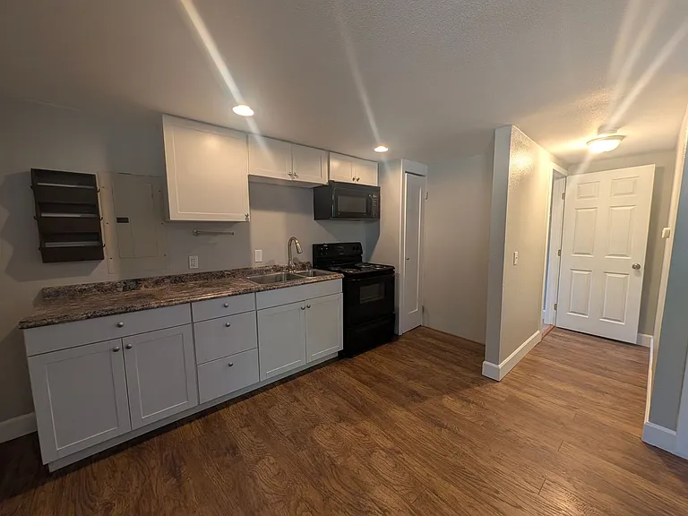 133 Marion Ave N — Photo 3