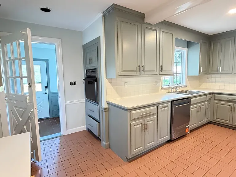 343 Bay Rd — Photo 5