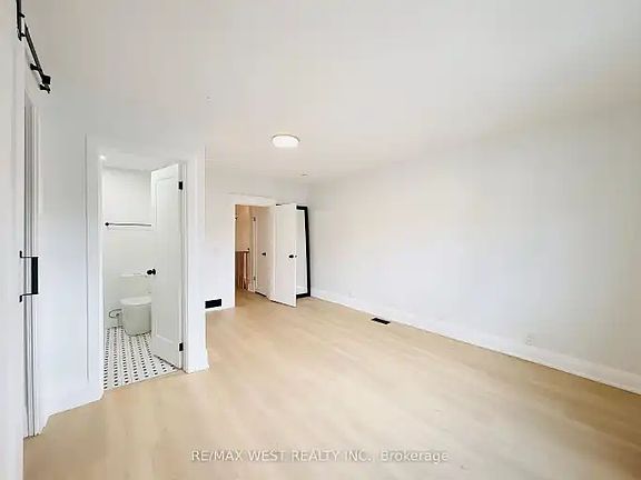 3rd image of 123 Kingston Rd #1