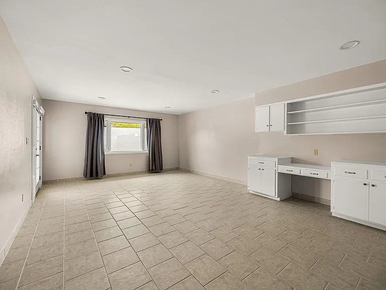 6724 N 58th Pl — Photo 11