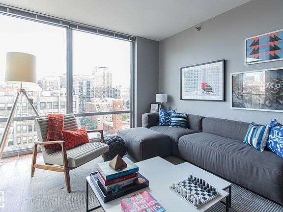 4th image of 626 S Clark St #2418