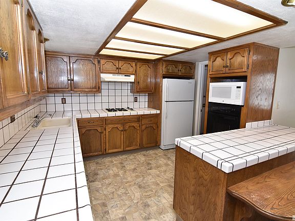 5th image of 925 La Sierra Dr