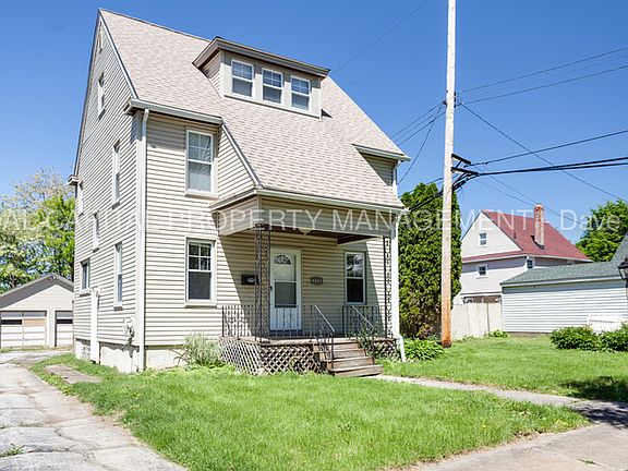 3rd image of 1462 Holly Ave