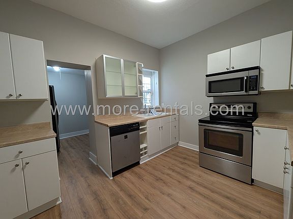3rd image of 934-940 E Fulton St