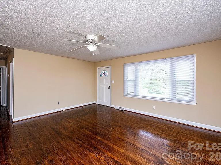 2711 Springbrook Cir — Photo 4