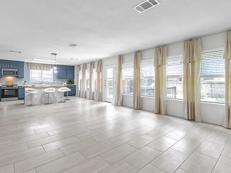 1413 Baffin Cv — Photo 9