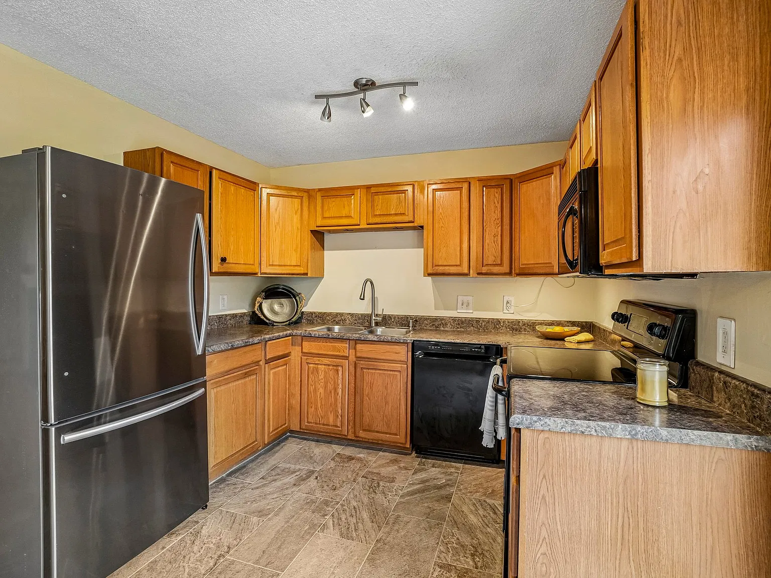 4 bed, 1424 sqft, $2,200 — Photo 3