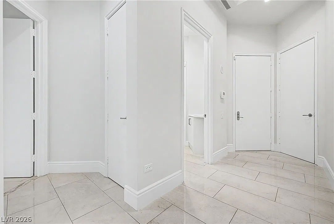 2 bed, 2.5 bath, 2050 sqft, $4,000 — Photo 2